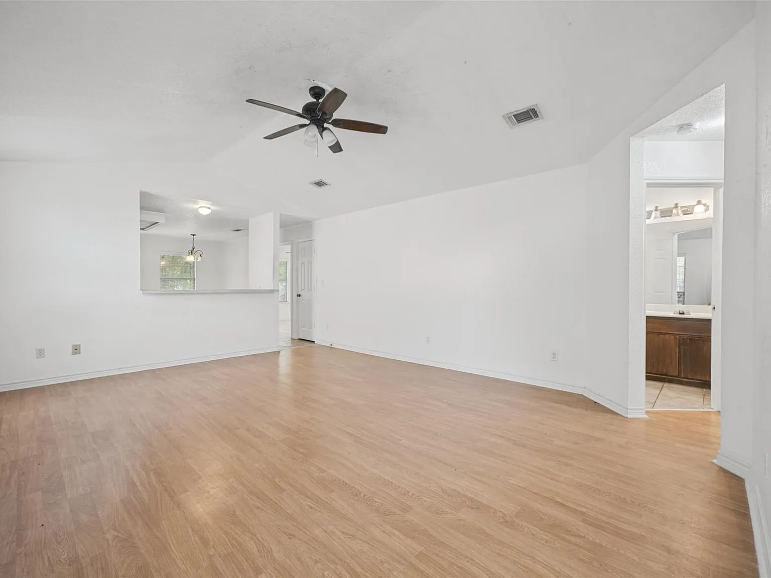 3 bed, 3.0 bath, 2655 sqft, $1,500 — Photo 2