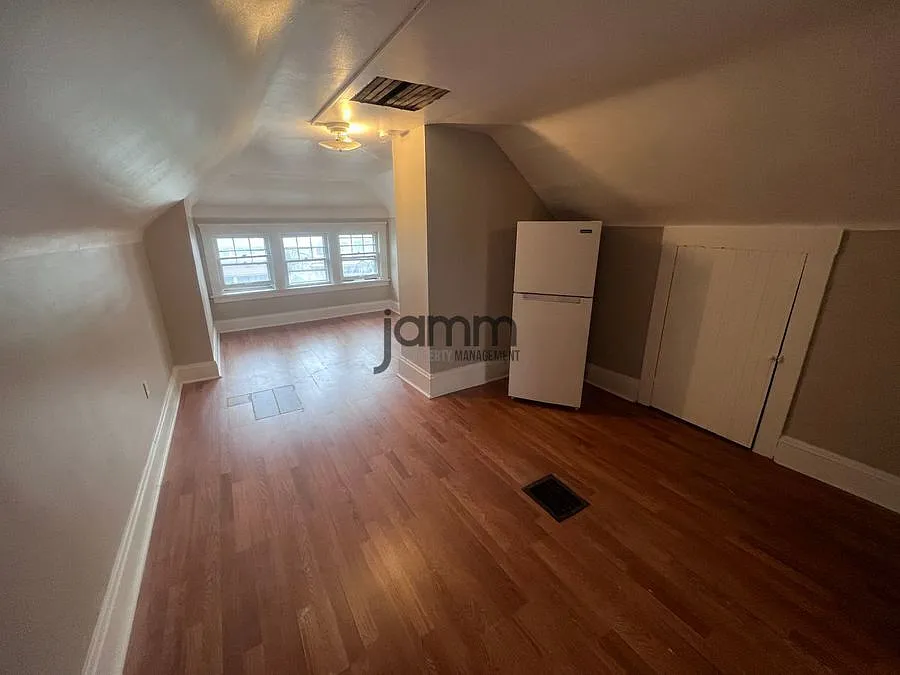 Cleveland Heights: Efficiency Suite 1-Bedroom All Utilities Included — Photo 2