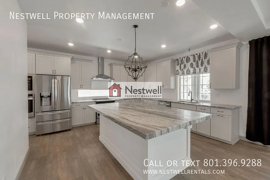 5-bed Spectacular Home in Saratoga Springs! — Photo 2