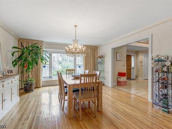 4th image of 61 Hobart Ave