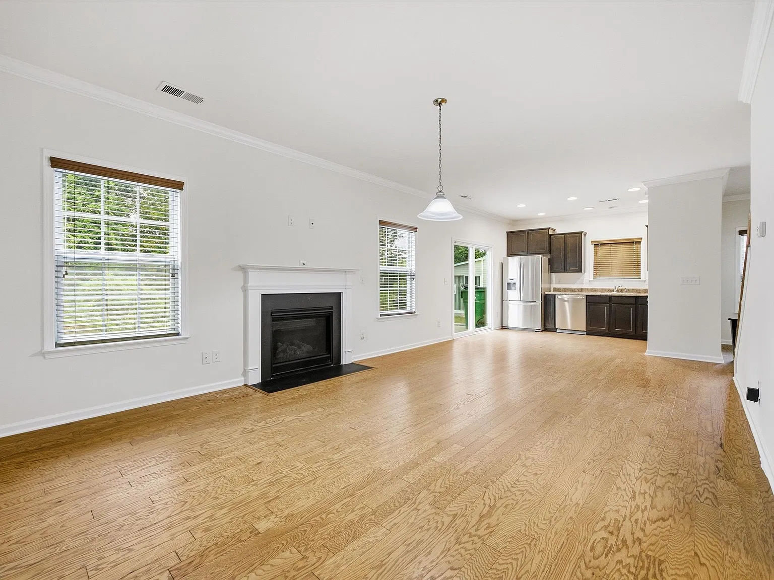 3 bed, 2.5 bath, 1837 sqft, $2,100 — Photo 1