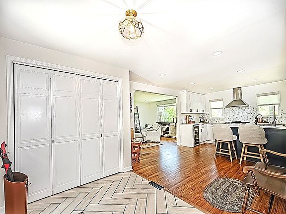 4th image of 736 Pinetree Rd