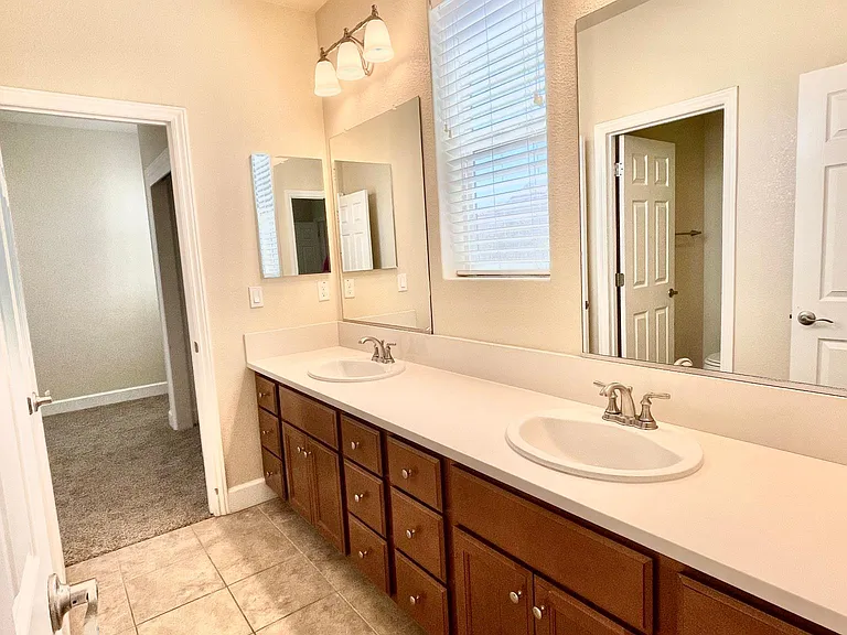 1736 Parkway Dr N — Photo 16