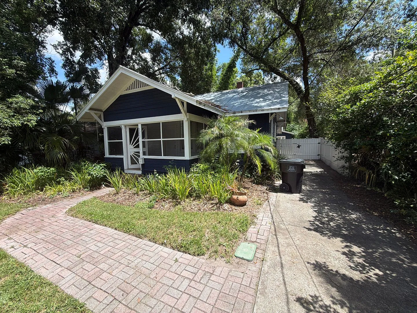 Charming 1925 Bungalow in Orlando Updated Kitchen & Hardwood Floors Throughout — Photo 1