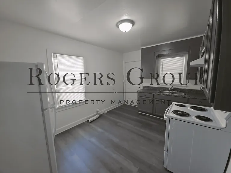 904 Burr St — Photo 2