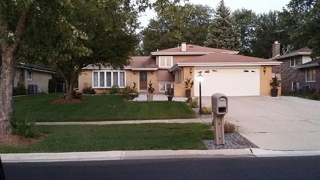 7925 Sawyer Rd photo 1