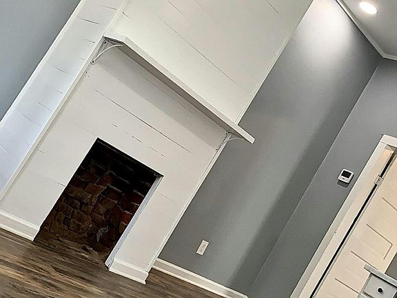 2nd image of 215 Louise St