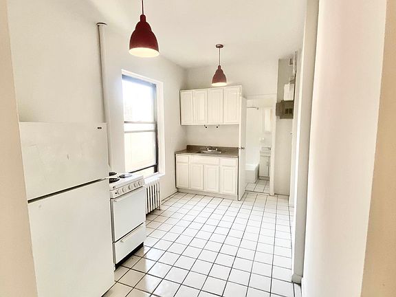 3rd image of 328 W 44th St APT 44
