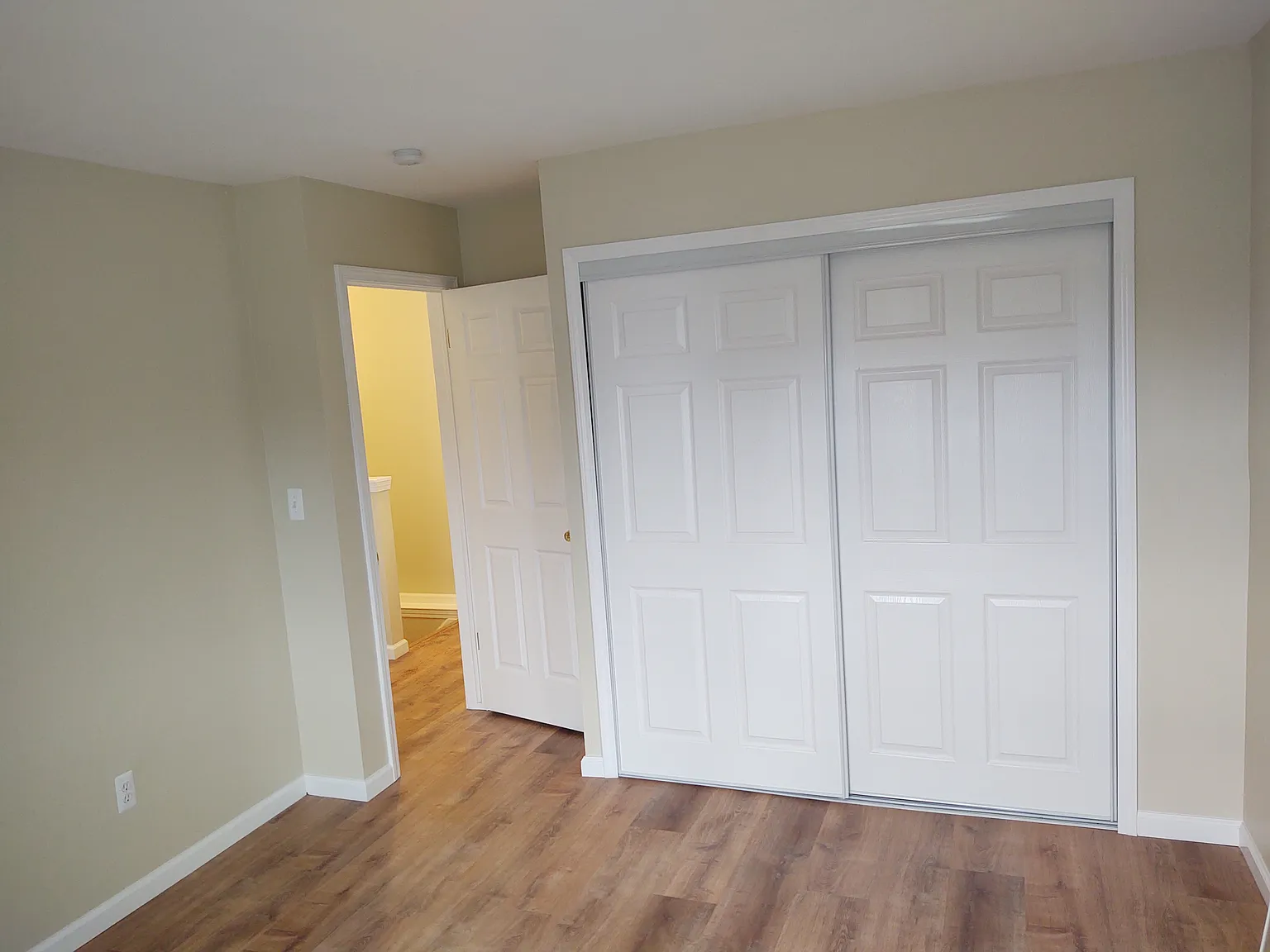 2 bed, 1.5 bath, 902 sqft, $1,300 — Photo 4