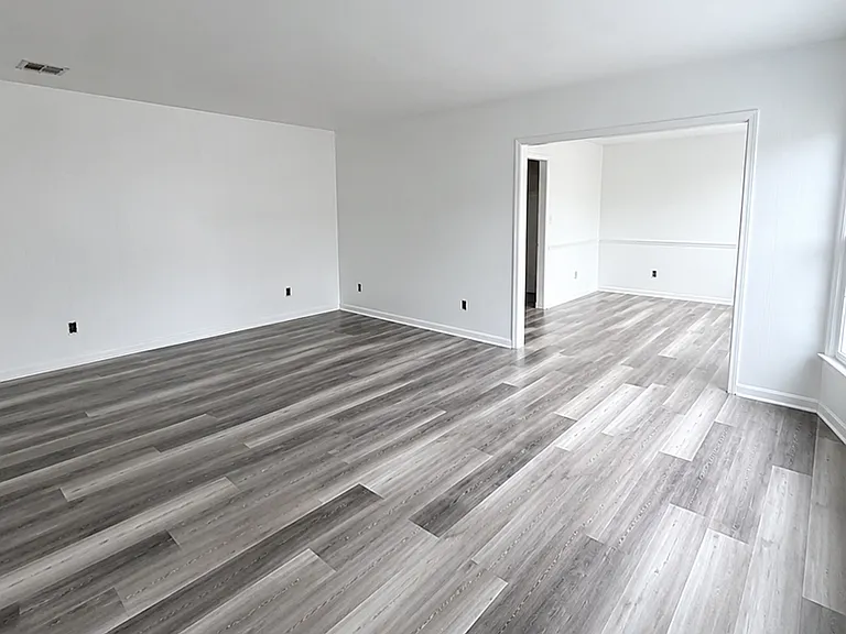 1915 Green Valley Dr — Photo 2