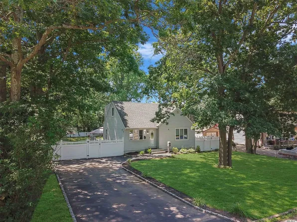 18 W Belmont St, Bay Shore, NY 11706