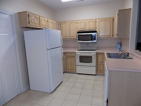 5th image of 842 Worcester Way