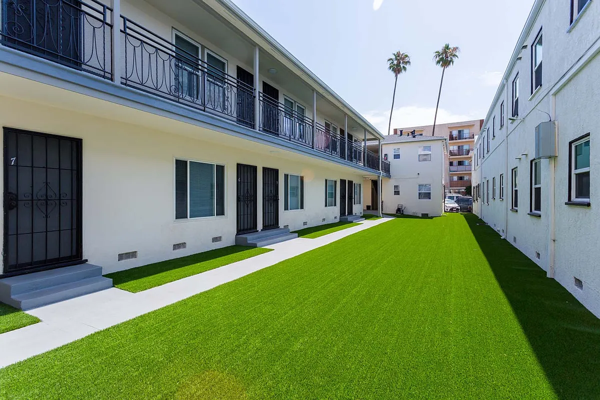 Courtyard grass area - 545 Linden Ave