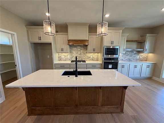 3rd image of 524 Skyview Ln