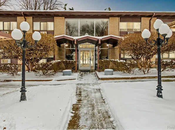 995 N Cass Lake Rd APT 213, Waterford, MI 48328