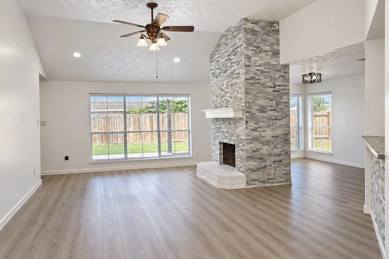 3 bed, 2.0 bath, 1520 sqft, $2,300 — Photo 4