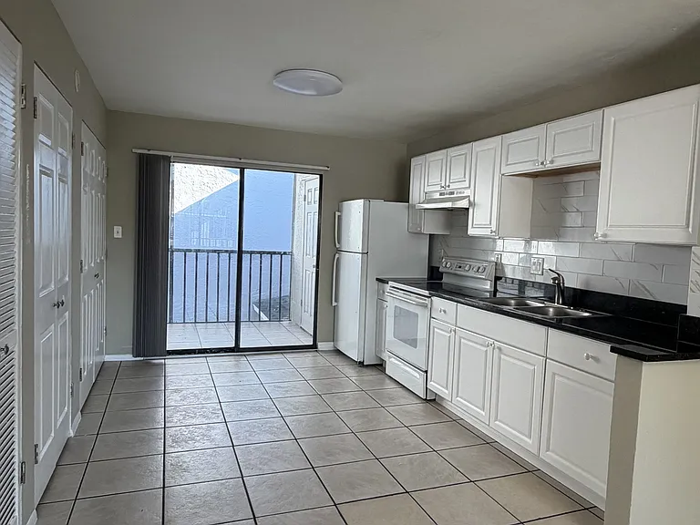 4214 Desoto Ave — Photo 6