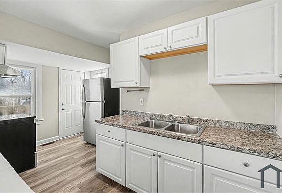 4th image of 2421 E 67th Ter