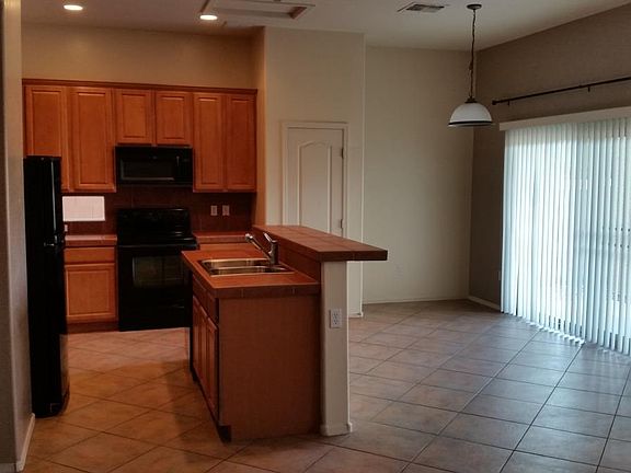 Kitchen breakfast bar and nook