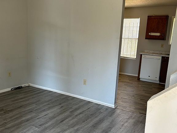 3rd image of 5588 Fairington Pl