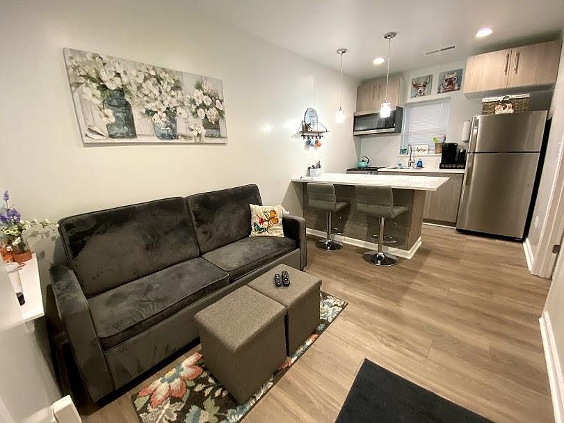 Fully Furnished 
Short term leases