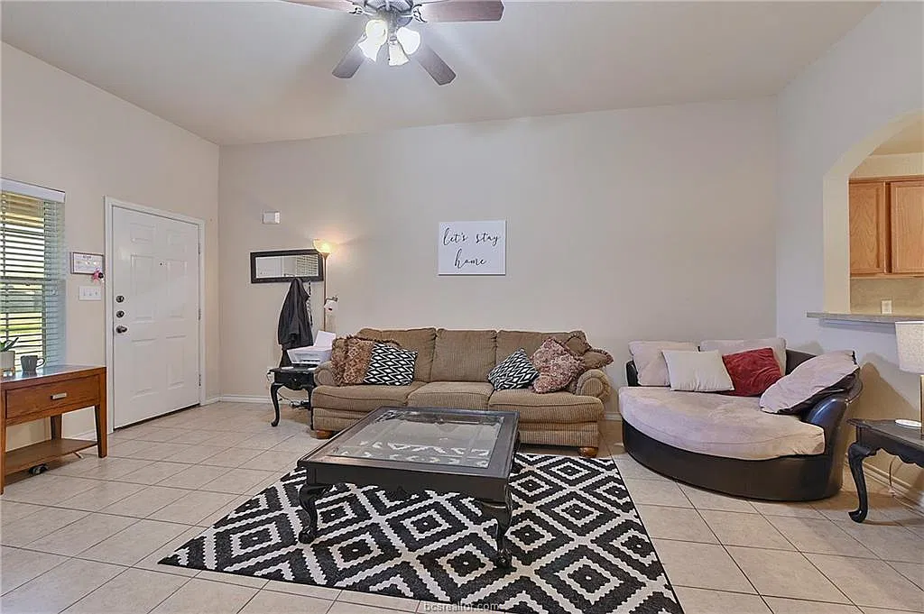 3 bed, 1323 sqft, $1,900 — Photo 2