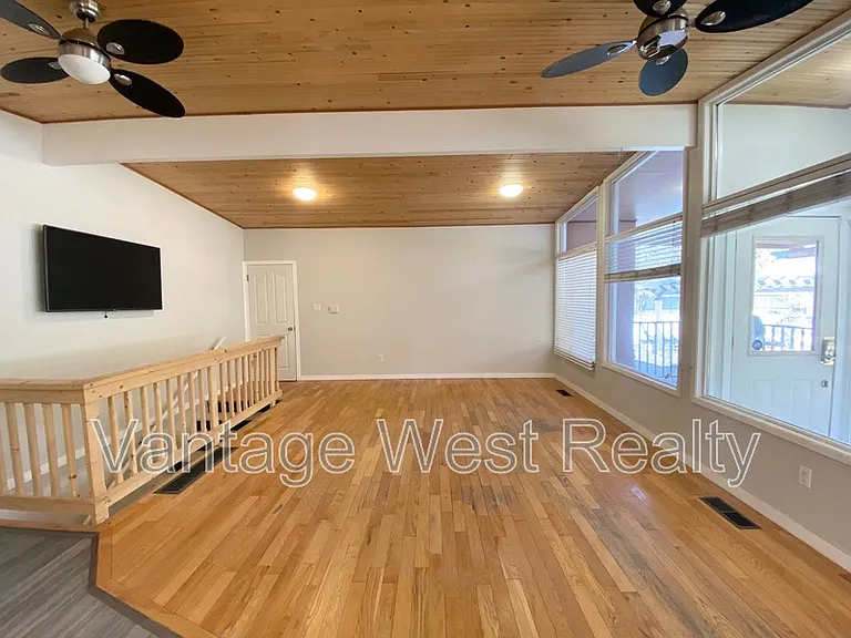 1319 Kelglen Cres #A — Photo 10