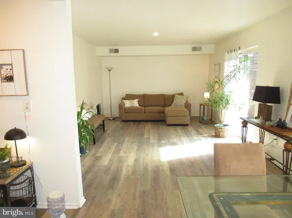 2405 Aspen Cir #2405, Springfield, PA 19064