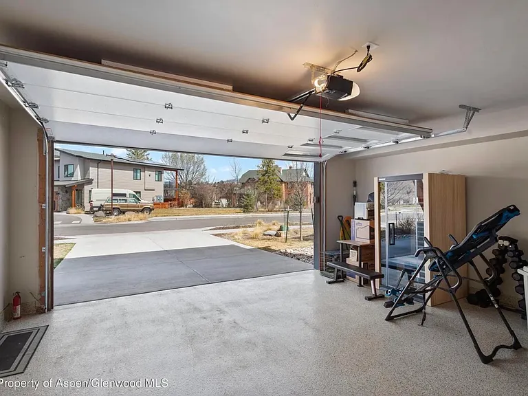 424 Jewels Ln — Photo 16