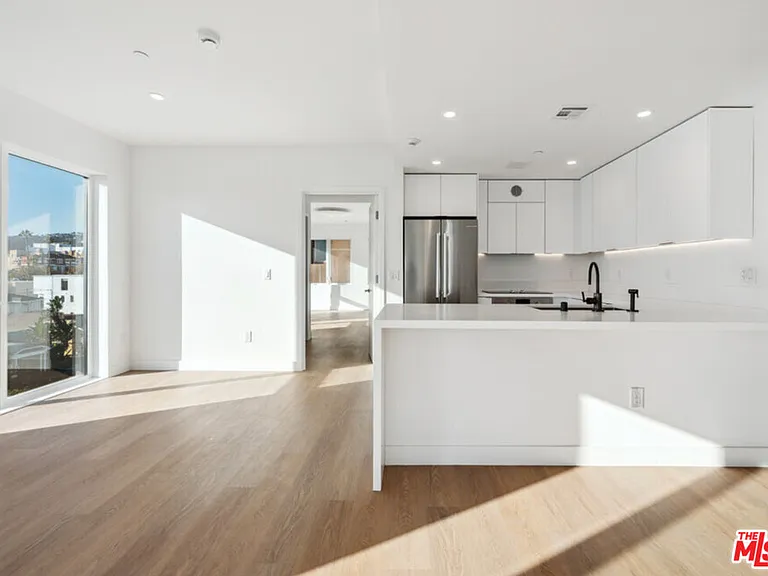 1130 N Orange Dr #301 — Photo 3