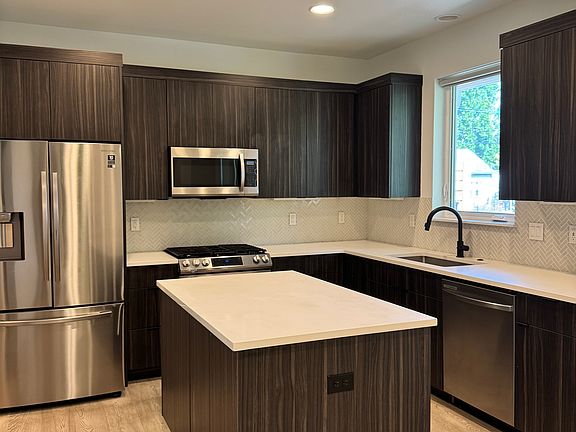 3rd image of 2625 SE 13th Ave