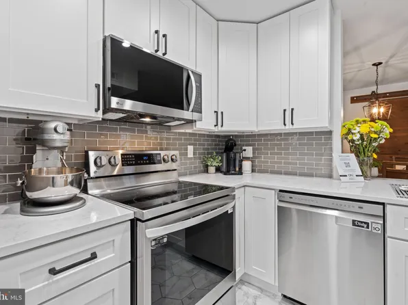 3304 Wyndham Cir APT 134, Alexandria, VA 22302
