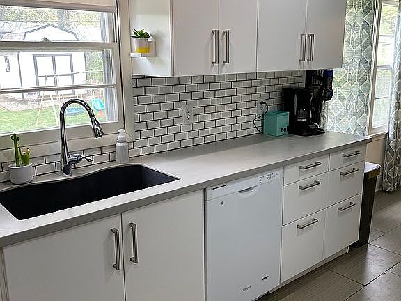 4th image of 7506 Grover St