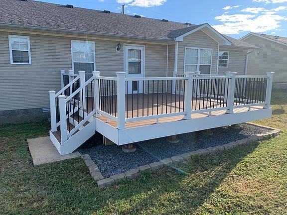 Spacious composite deck, outdoor leisure space!