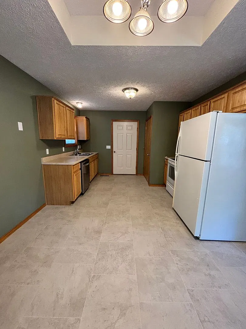 Cute 3 Bedroom 2 Bathroom 2 Car Garage Home available NOW!! — Photo 3