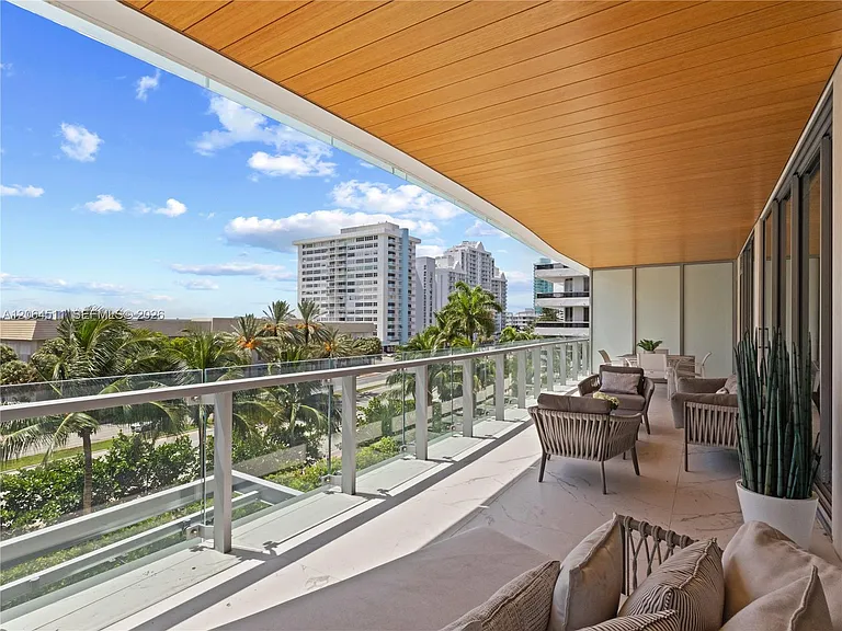 5775 Collins Ave #405 — Photo 35