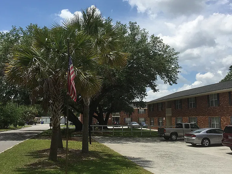 Twin Oaks Apartments — Photo 2
