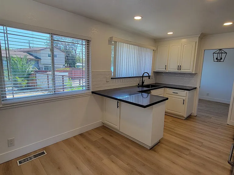 2210 Sierra Ct — Photo 6
