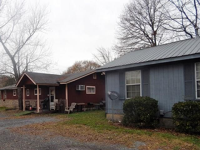 2nd image of 400 Rowena St