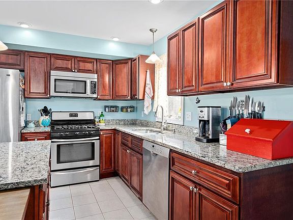 5th image of 46 Dunbar Ave E