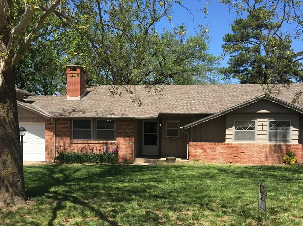 224 Countryside Dr, Hutchinson, KS 67502