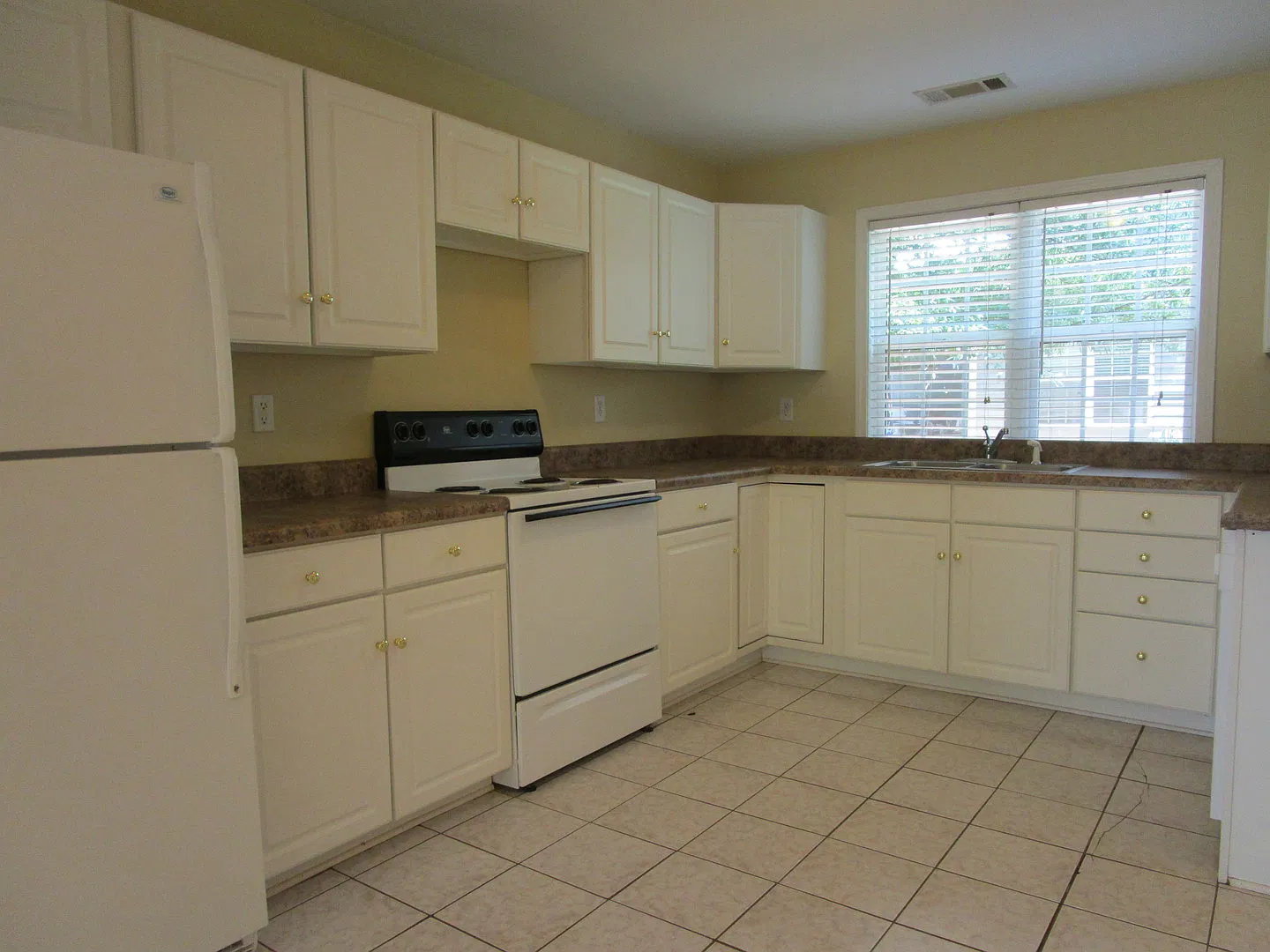 3 Bedroom House in Normaltown! — Photo 3