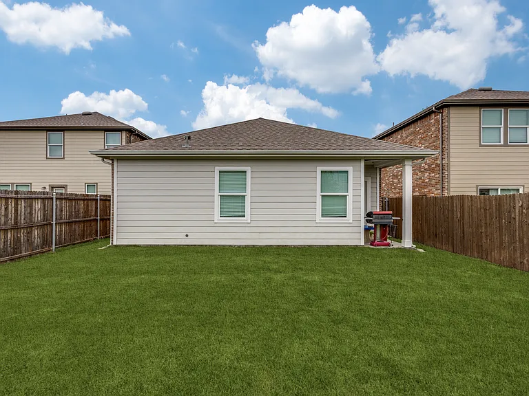 1816 Marquette Dr — Photo 2