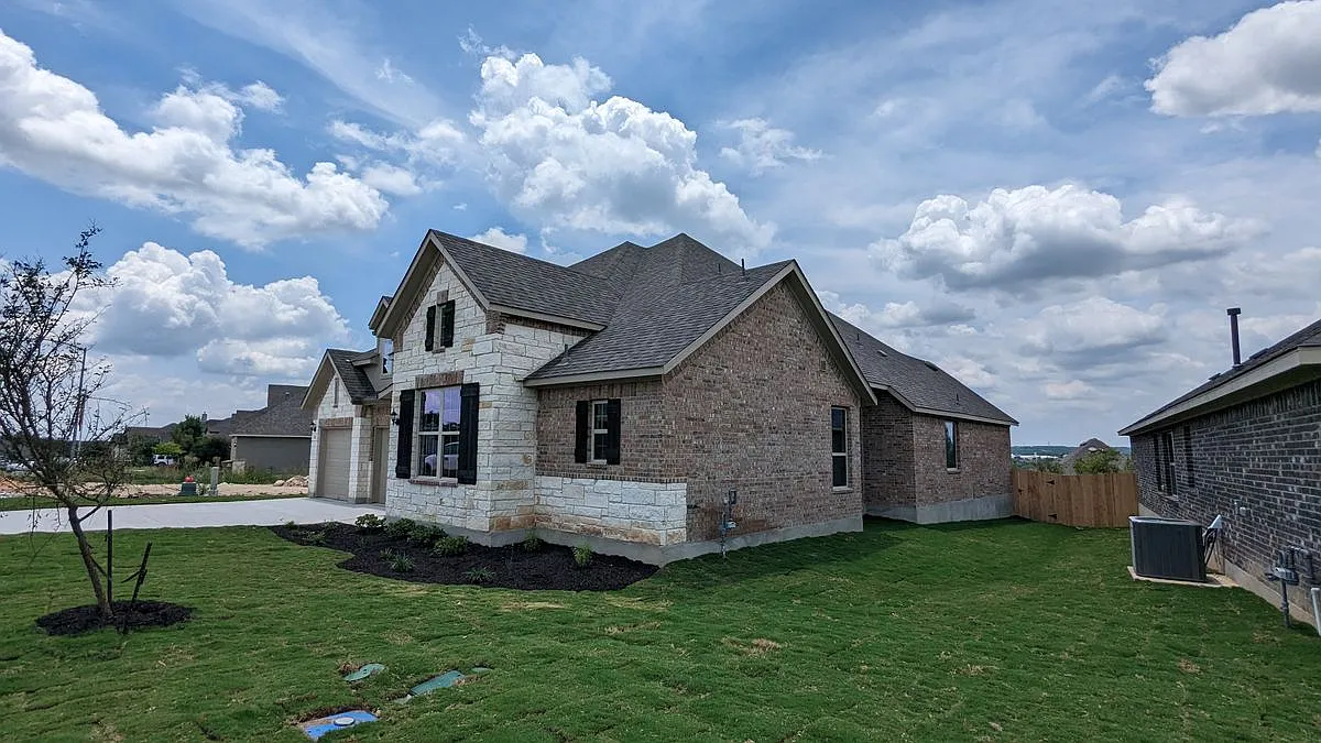 3 bed, 2.5 bath, 2334 sqft, $2,650 — Photo 2