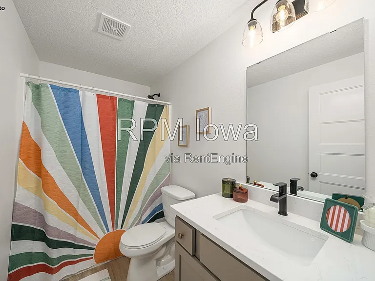 385 NW Ashley Ave — Photo 17