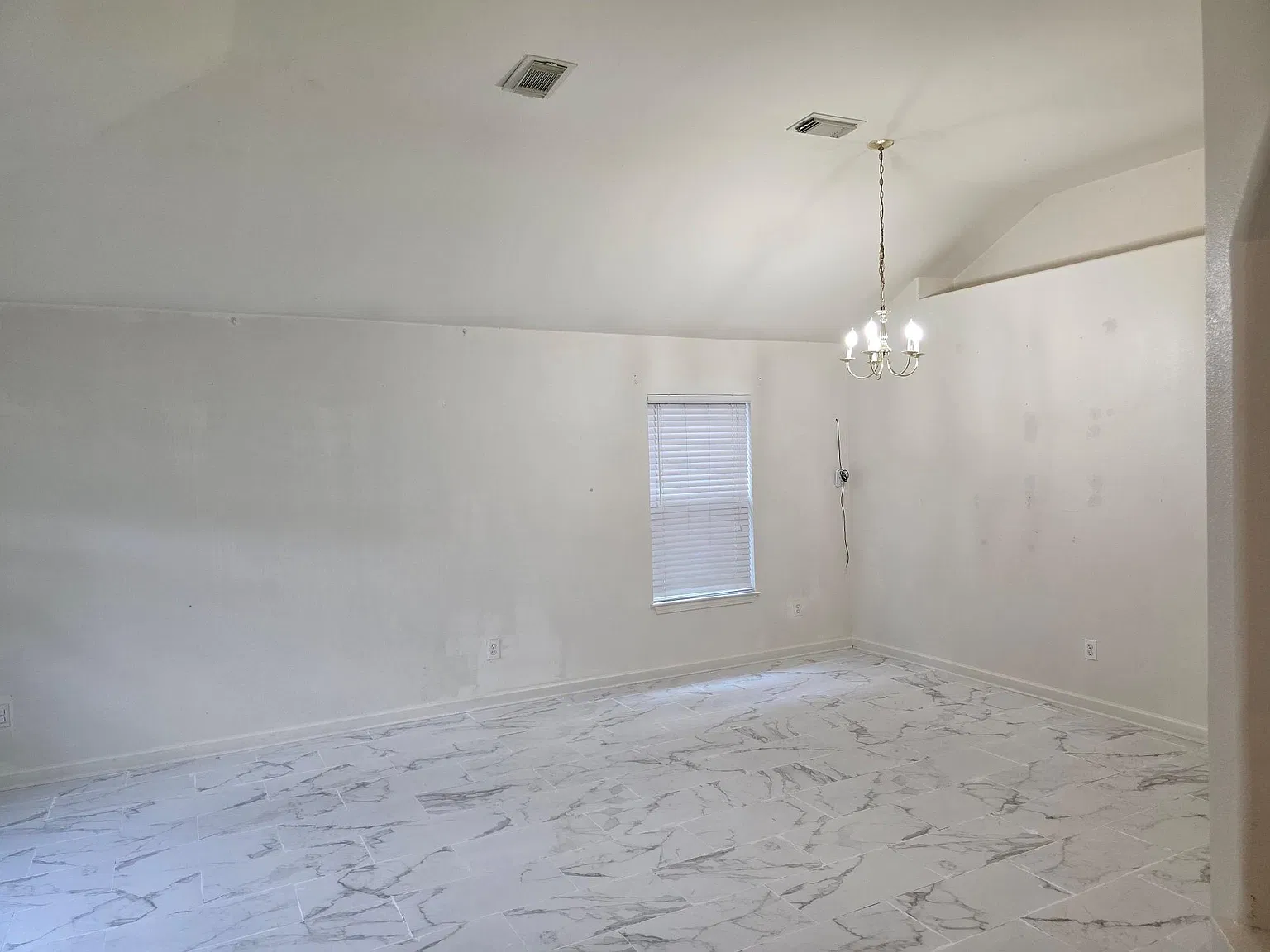 3 bed, 2.0 bath, 1786 sqft, $2,100 — Photo 2