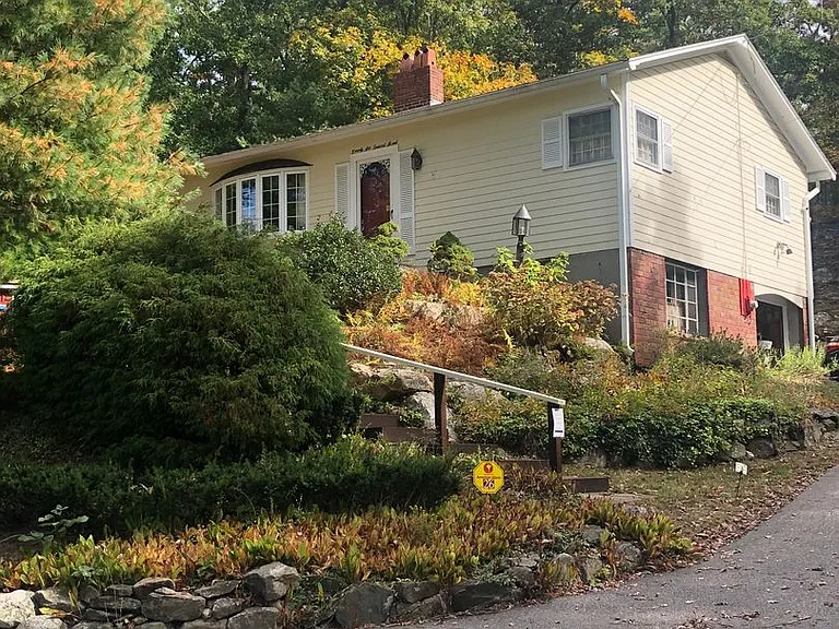 26 Quissett Rd — Photo 2