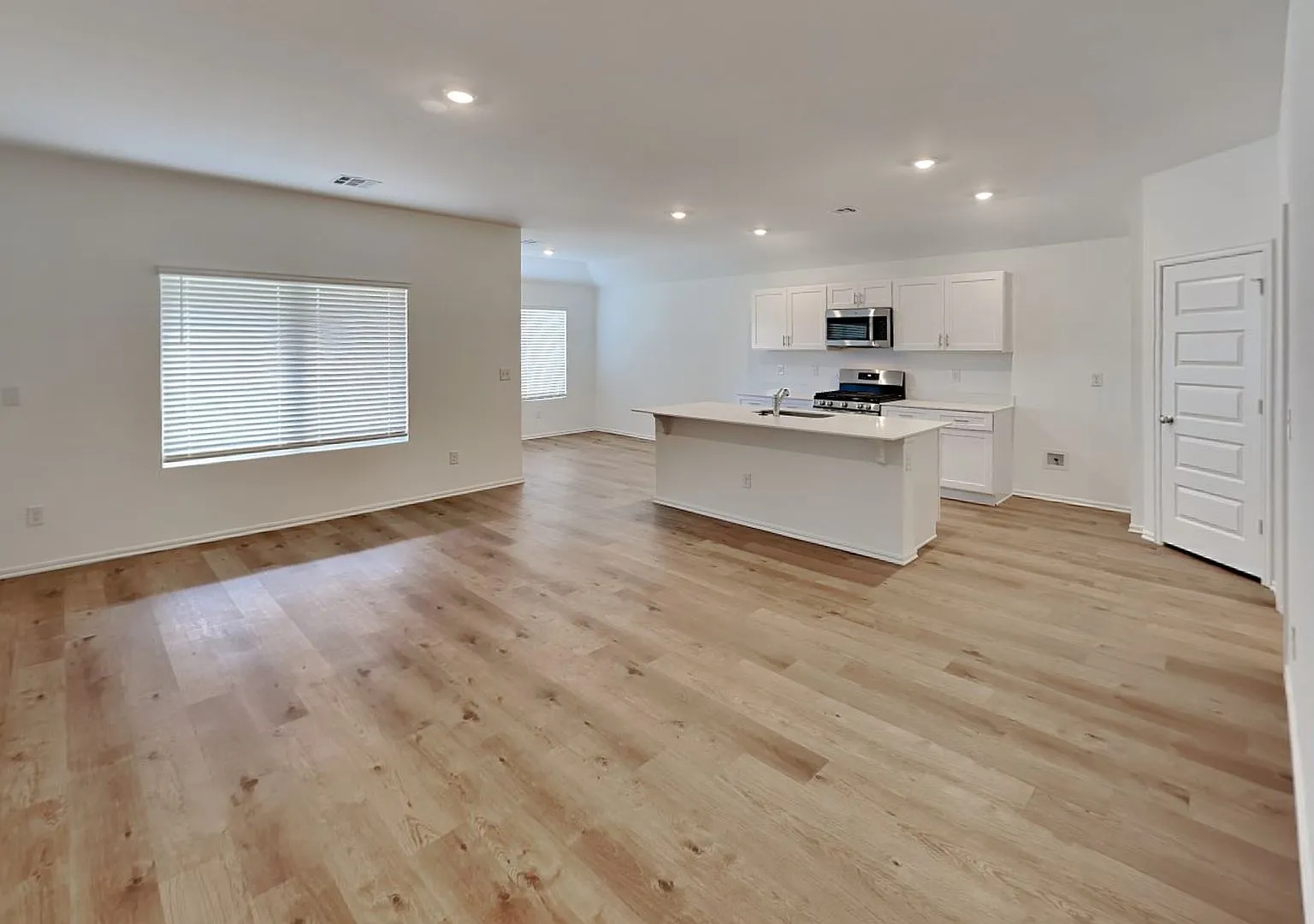 Beautiful Spacious 4 Bedroom Home in Mustang Schools! — Photo 3
