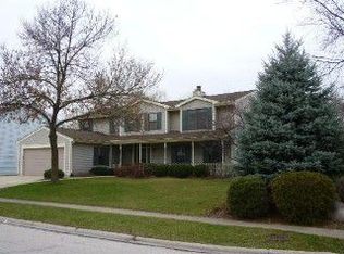 715 Berwick Pl, Roselle, IL 60172