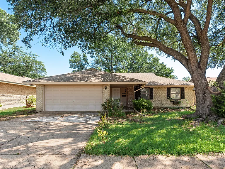 5010 Wildbriar Dr — Photo 1